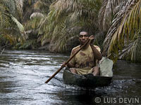 Pygmy pirogue for net fishing