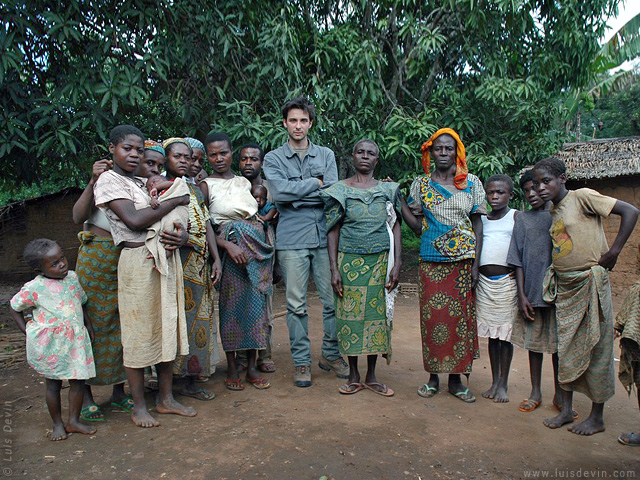 Group of women, from Luis Devin's fieldwork in Central Africa (Bedzan Pygmies, Cameroon)